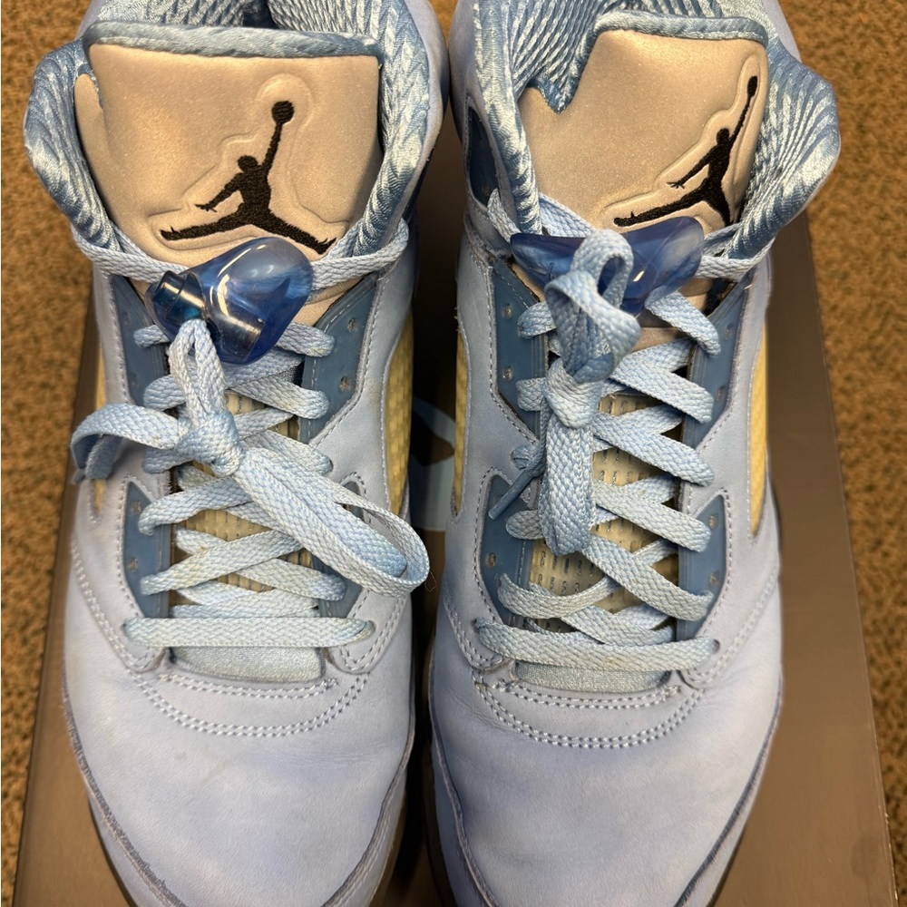 Jordan 5 Retro UNC University Blue - Sneakers in Light Blue and Black - Picture 2 of 5